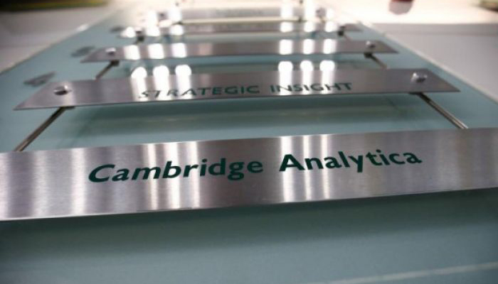 Papan nama dan bidang jasa yang ditawarkan perusahaan konsultasi politik Cambridge Analytica yang terpampang di sebuah gedung di London, Inggris (Foto: Reuters)