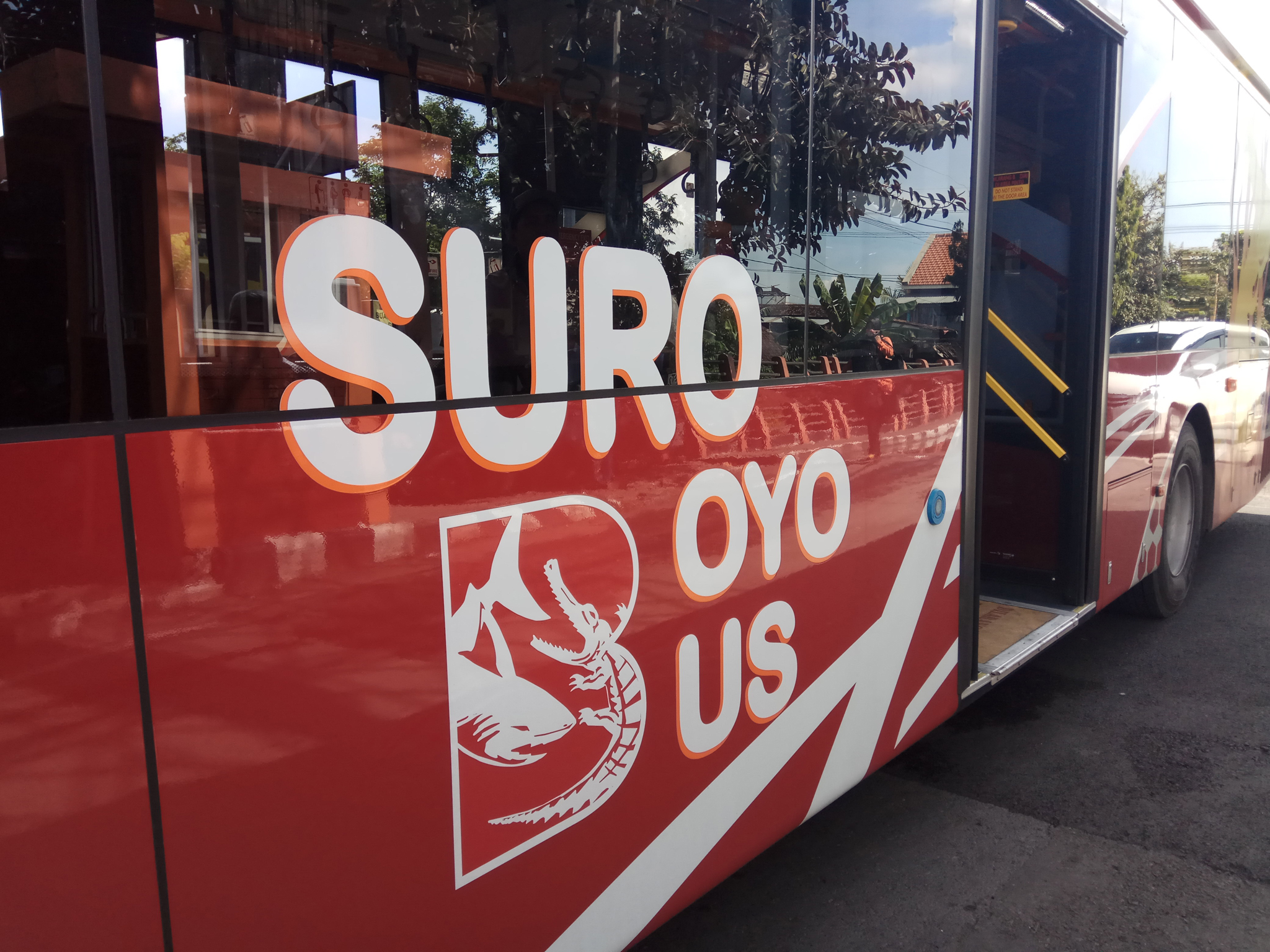 Penampakan Suroboyo Bus dengan pintu lebarnya. (Foto: Dokumentasi)