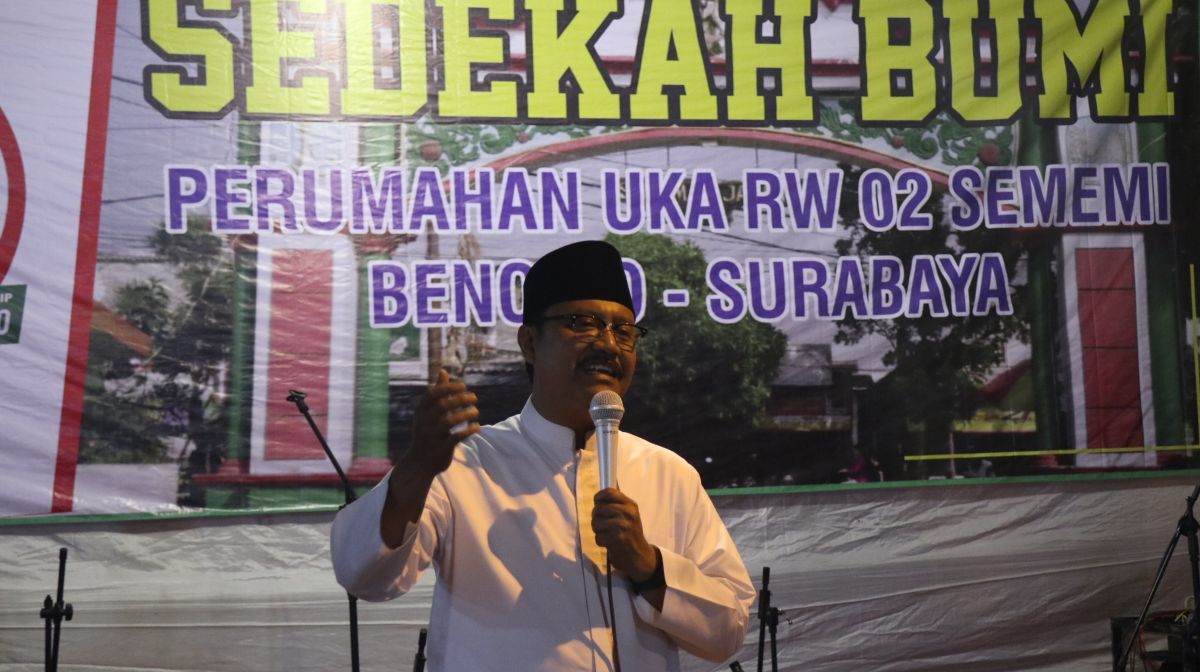 Gus Ipul, mengikuti Tasyakuran sedekah bumi dan Istighosah yang digelar warga Perumahan UKA, Benowo, Surabaya, Kamis, 3 Mei 2018.
