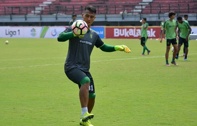 Penjaga Gawang Persebaya, Reki Rahayu mengaku sudah siap jika diberi kesempatan oleh pelatih di pertandingan derby Jatim menghadapi Arema FC. (foto: hrs/ngopibareng)