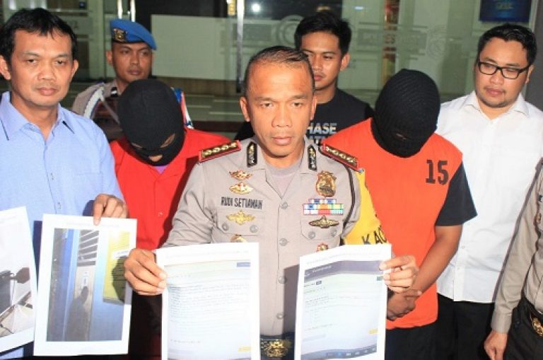 2 pelaku pembobolan soal UNBK SMPN 54 Surabaya telah ditetapkan sebagai tersangka. (Foto: Dok. Polrestabes Surabaya)