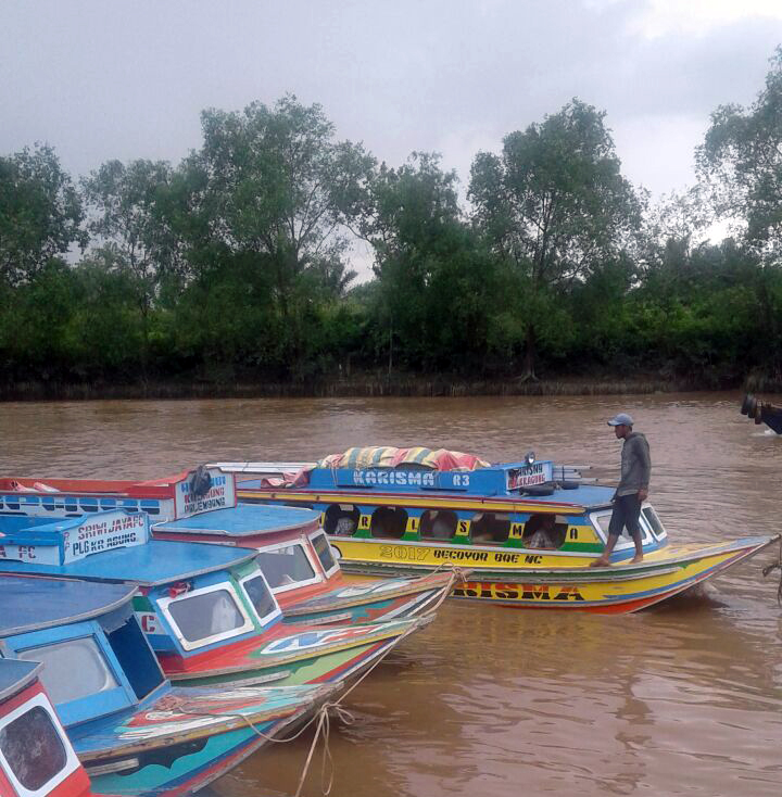 Kapal-kapal Speed Boat yang akan dipakai sebagai alat transportasi menuju desa Penugukan dan Wukut Kecamatan Sungai Lilin, Banyuasin, Sumatera Selatan. (Foto: Ichwan Hadi)