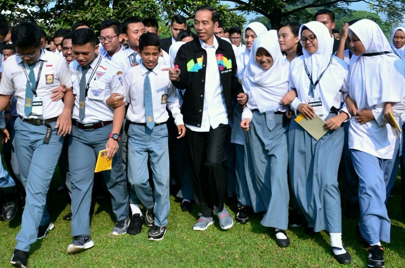 Presiden Jokowi memakai jaket 'Asian Games' saat menyambut kehadiran OSIS SMA se-Indonesia yang berprestasi. 