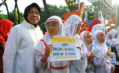 Walikota Tri Rismaharini, bersama puluhan anak Surabaya dalam upaya menciptakan kota layak anak di Surabaya.