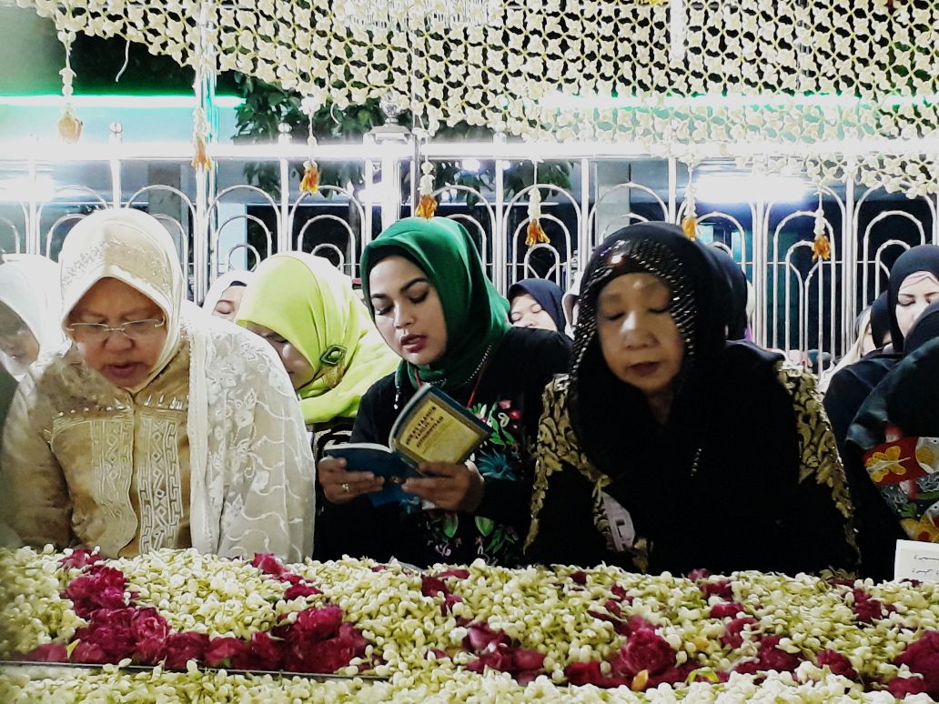 Puti Guntur Soekarno, Fatma Saifullah Yusuf dan Walikota Surabaya Tri Rismaharini, menghadiri Haul Agung Sunan Ampel ke-569, di Surabaya, Jumat, 4 Mei 2018.