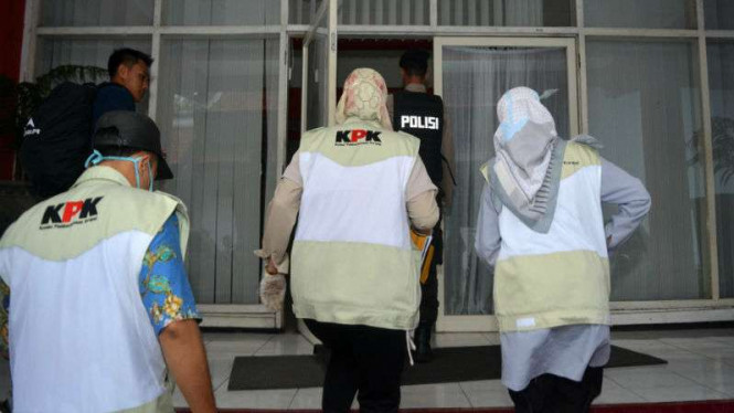 Penyidik KPK menggeledah Kantor Bupati Mojokerto (Foto: Antara)