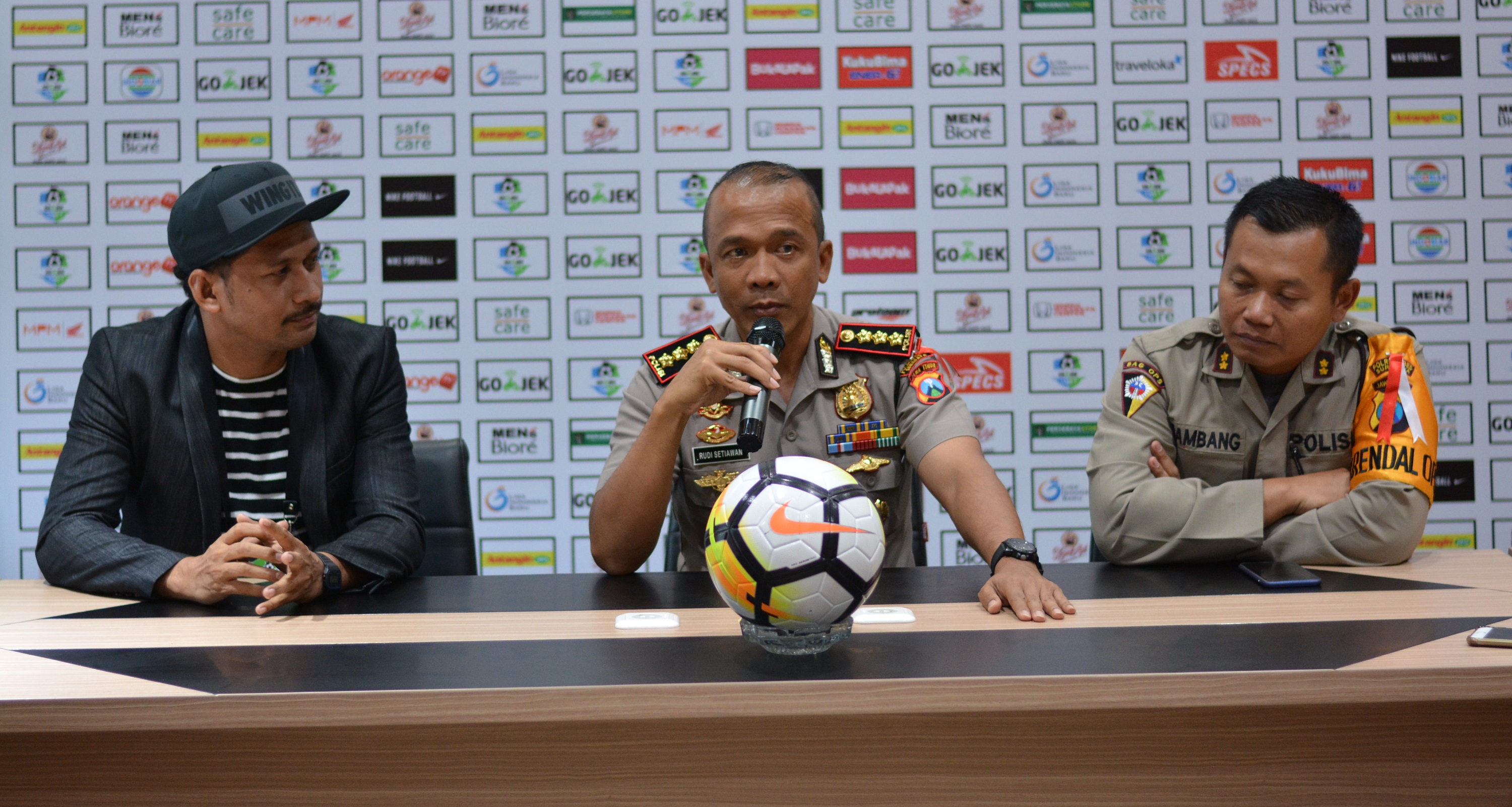 Kapolrestabes Surabaya, Kombes Pol Rudi Setiawan menjelaskan larangan Arema FC menggelar Official Training di Stadion Gelora Bing Tomo, Surabaya, Sabtu 5 Meu 2018. (foto: hrs/ngopibareng.id)