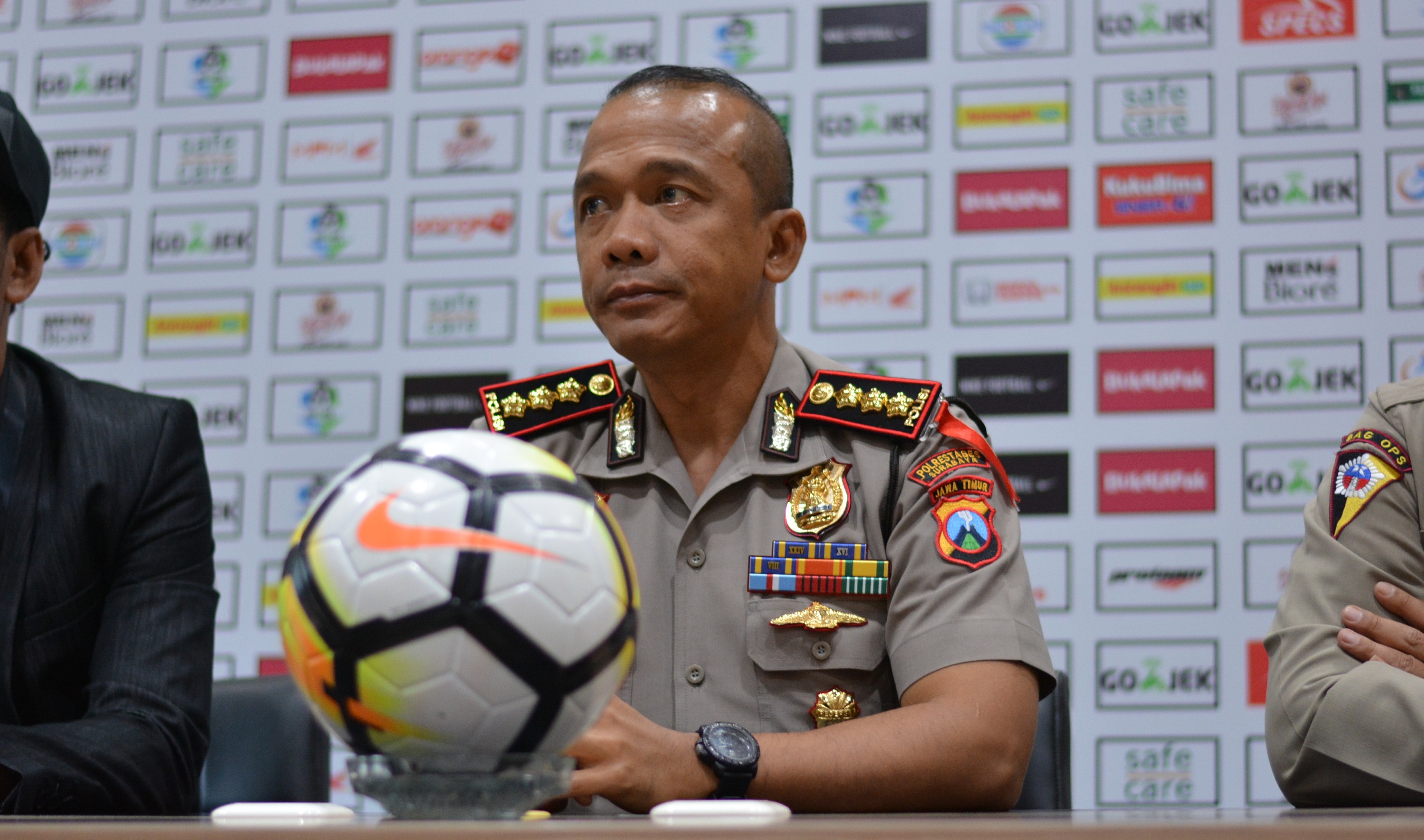 Kapolrestabes Surabaya, Rudi Setiawan memberikan himbauan kepada Bonek untuk tertib di pertandingan lawan Arema pada Minggu 6 Mei 2018. (foto: hrs/ngopibareng)