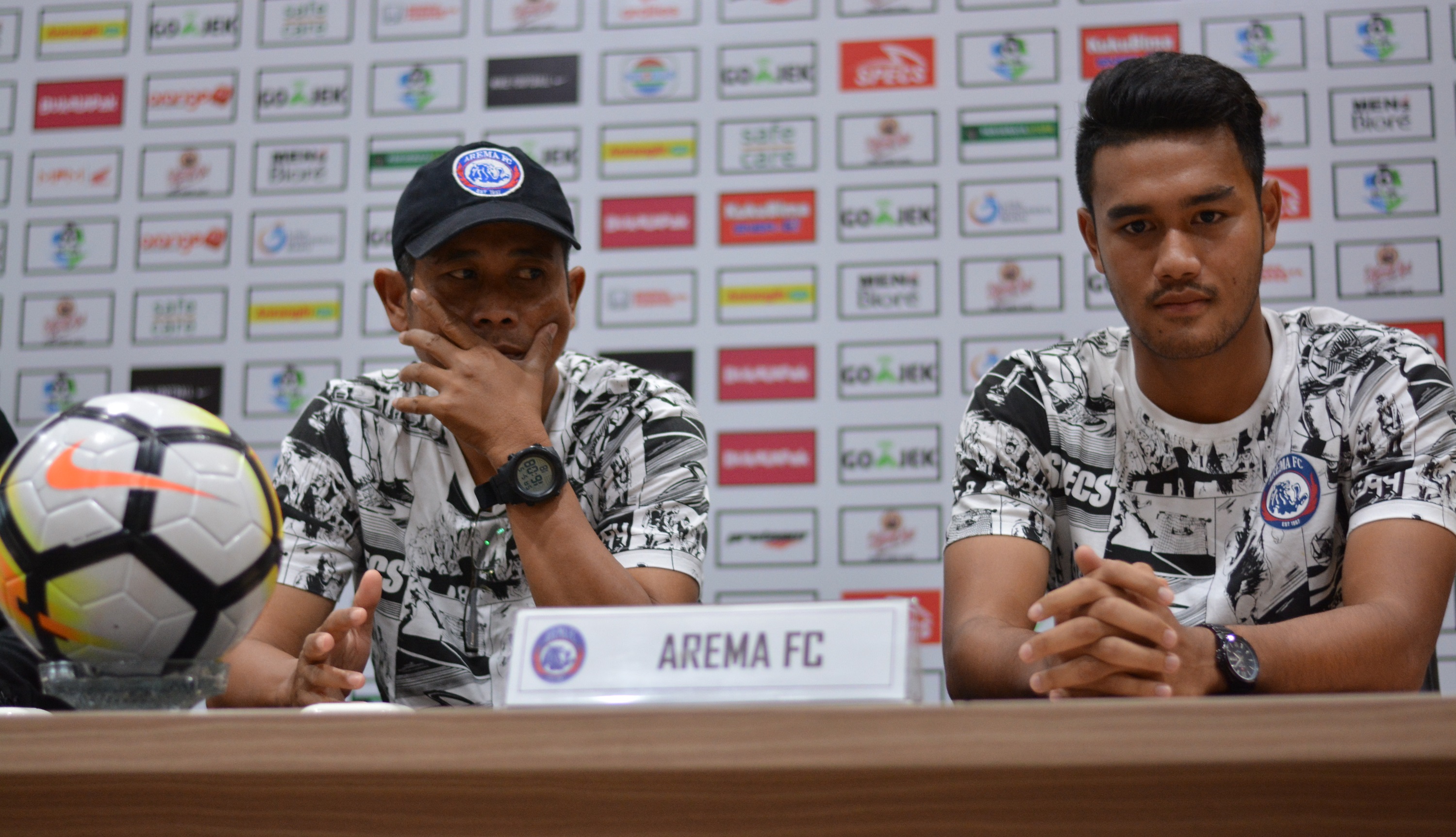 Pelatih Arema FC, Joko Susilo (kiri) bersama pemain Singo Edan M Rafi. (foto: hrs/ngopibareng)