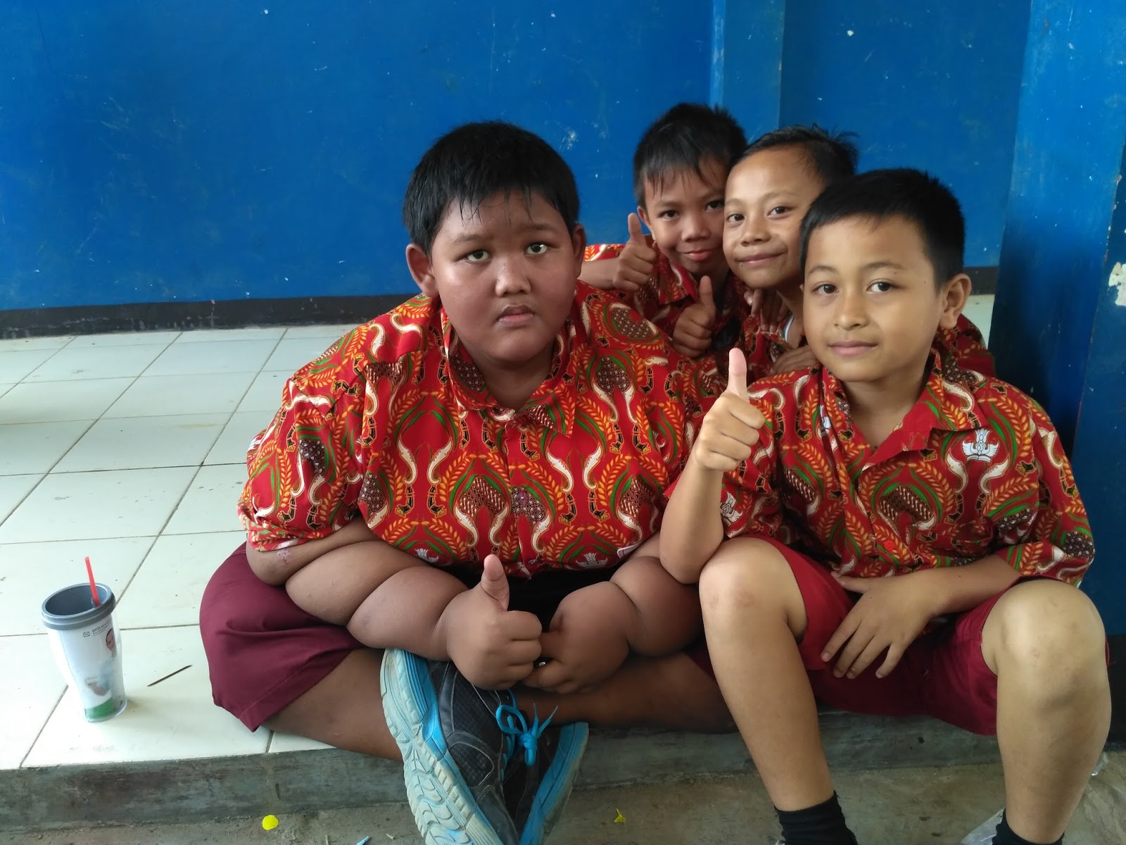 Arya Permana bersama teman sekolahnya di SDN 1 Cipurwwasari, Karawang, Jawa Barat.