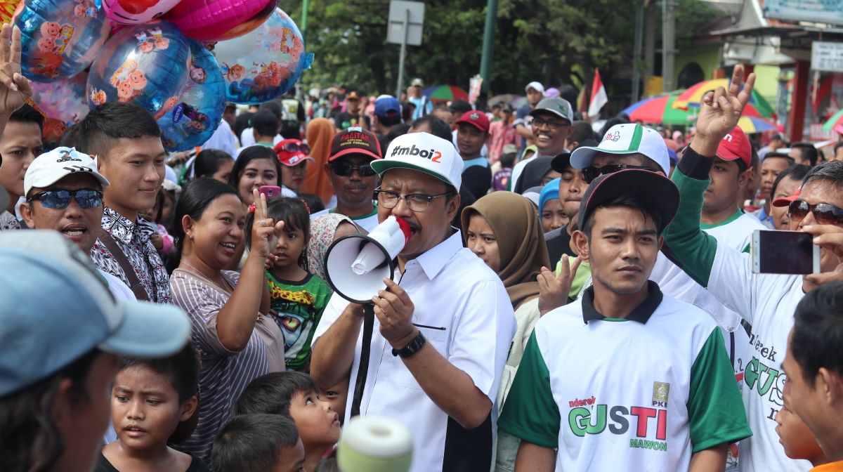 Gus Ipul menyapa warga Pasuran, yang sedang menikmati Car Free Day (CFD) Jalan RA Kartini, Pasuruan, Minggu, 6 Mei 2018. 