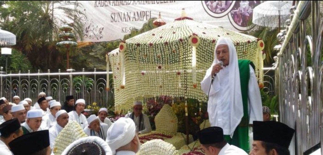 HAUL: Habib Luthfi bin Yahya ketika Haul Agung Sunan Ampel. (foto: ist)
