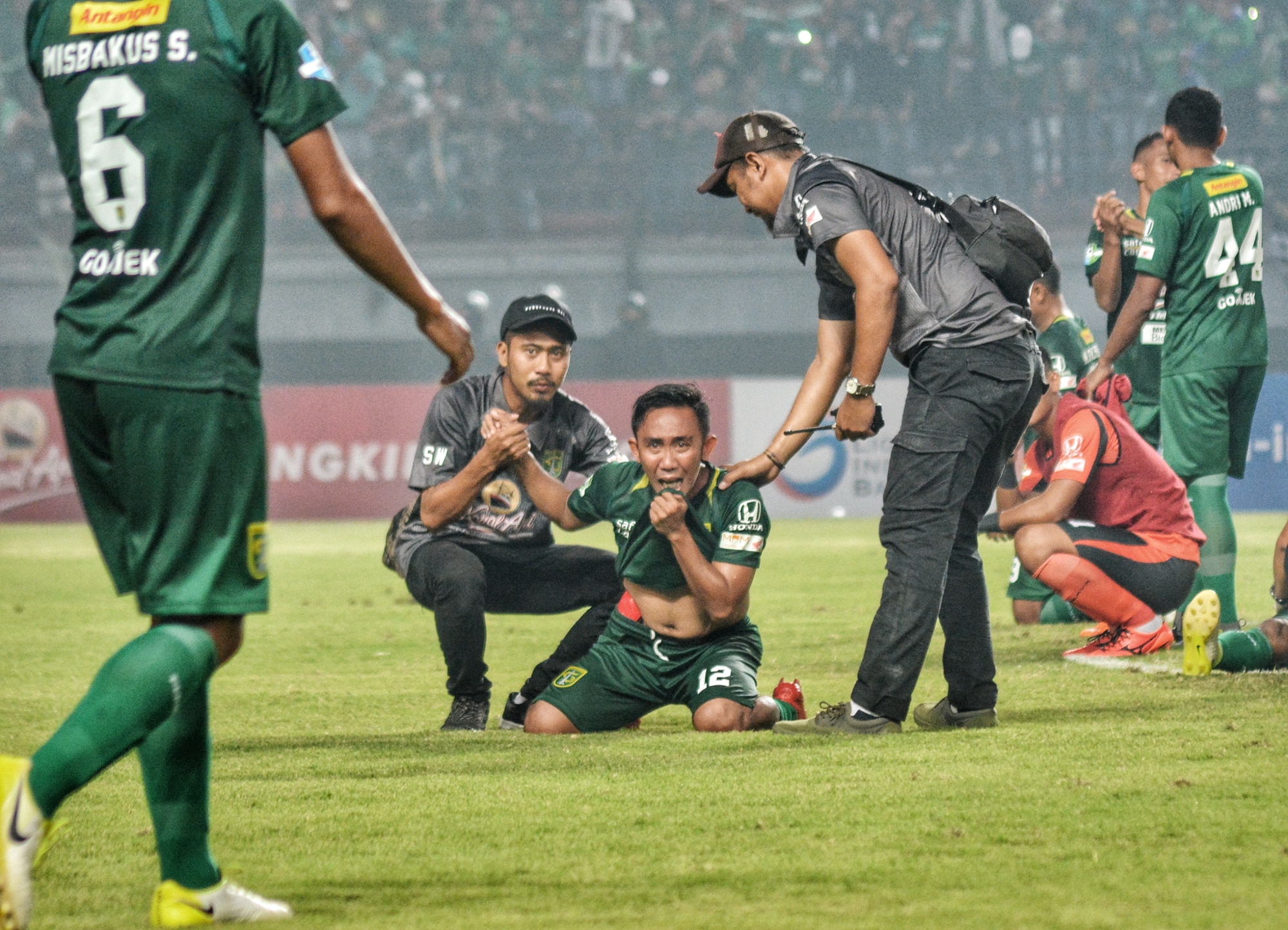 Kapten Persebaya, Rendi Irwan teteskan air mata usai pertandingan melawan Arema, Minggu 6 Mei 2018. (foto: hrs/ngopibareng)