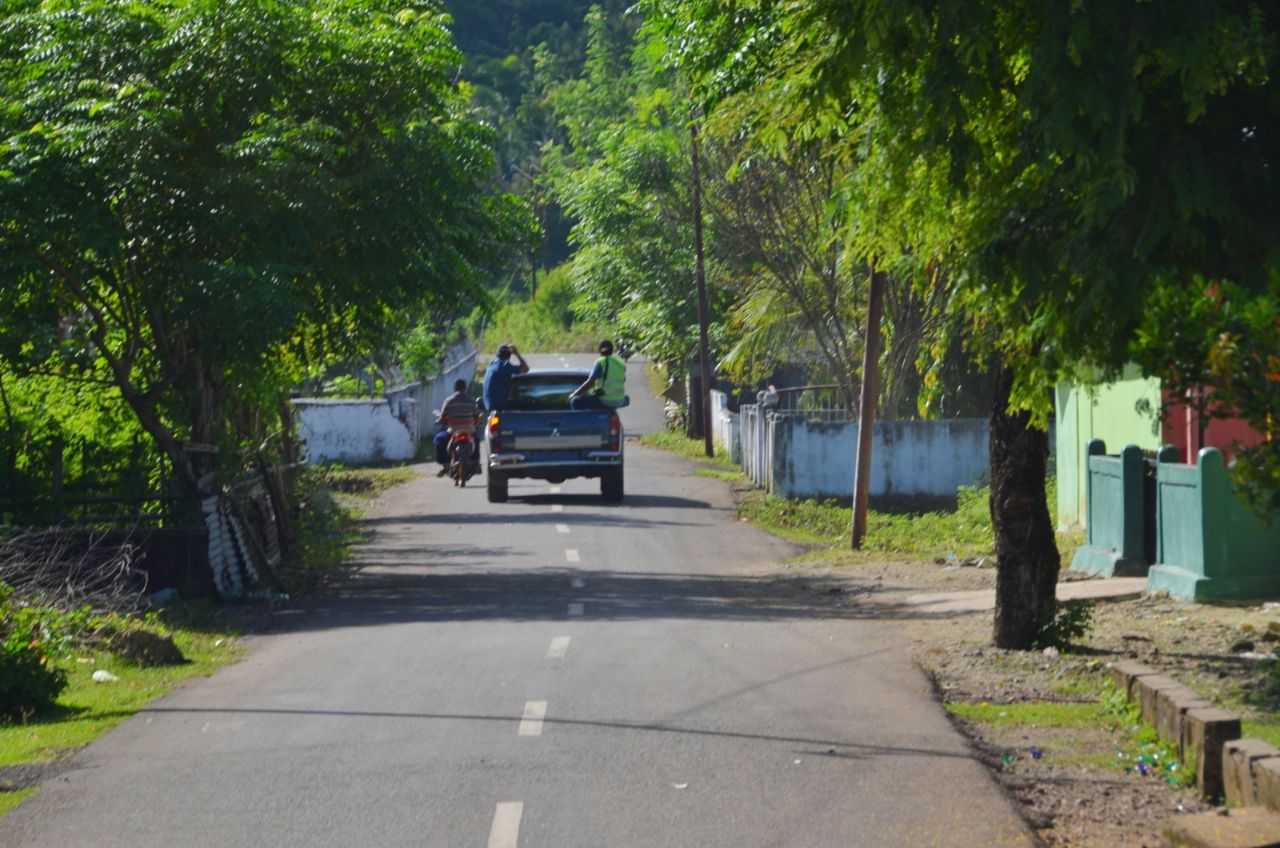 Pemerintah RI terus melakukan perbaikan dan pembangunan infrastruktur berupa jalan di daerah-daerah perbatasan. Kali ini di Jalan Lingkar Pulau Babar, Maluku yang dipastikan tahun 2018 terhubung semua. (Foto: Kementerian PUPR)