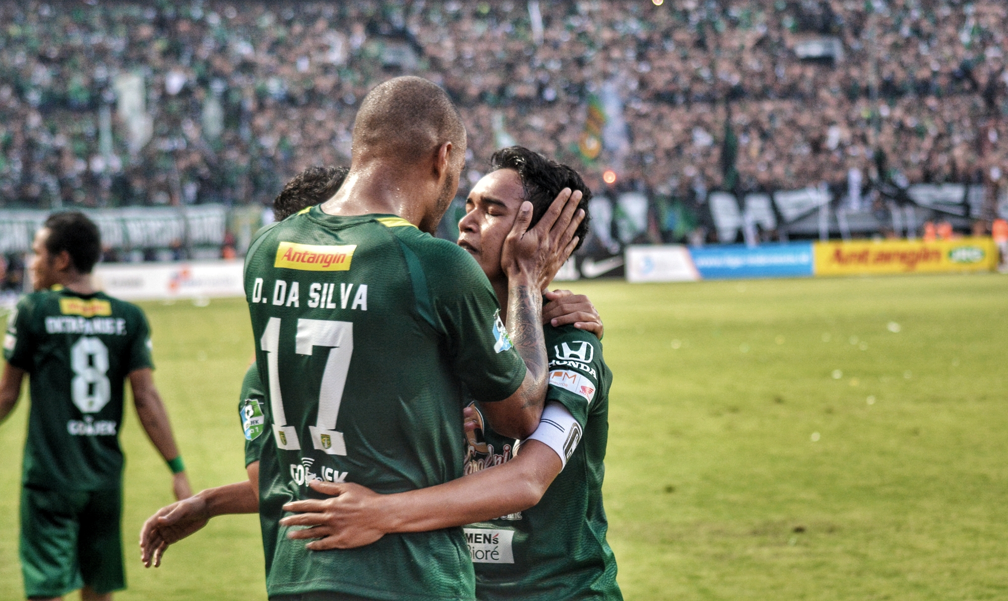 Misbakhus Solikin meneteskan air mata usai mencetak gol kemenangan Persebaya atas Arema FC, pada Minggu 6 Mei 2018. (foto: hrs/ngopibareng)