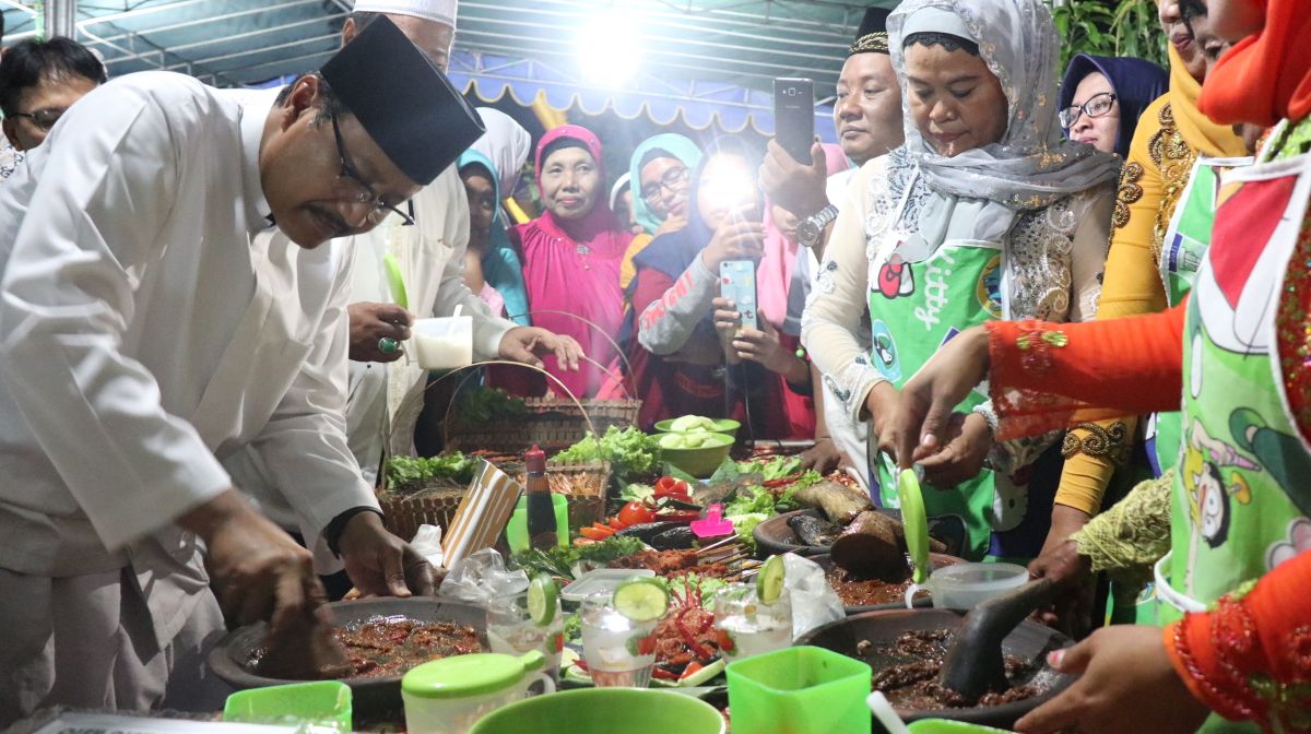 Gus Ipul mengunjungi Festival makan 1,5 ton Ikan Nila di Desa Banjarpanji, Kecamatan Tanggulangin, Sidoarjo, pada Minggu, 6 Mei 2018, malam.