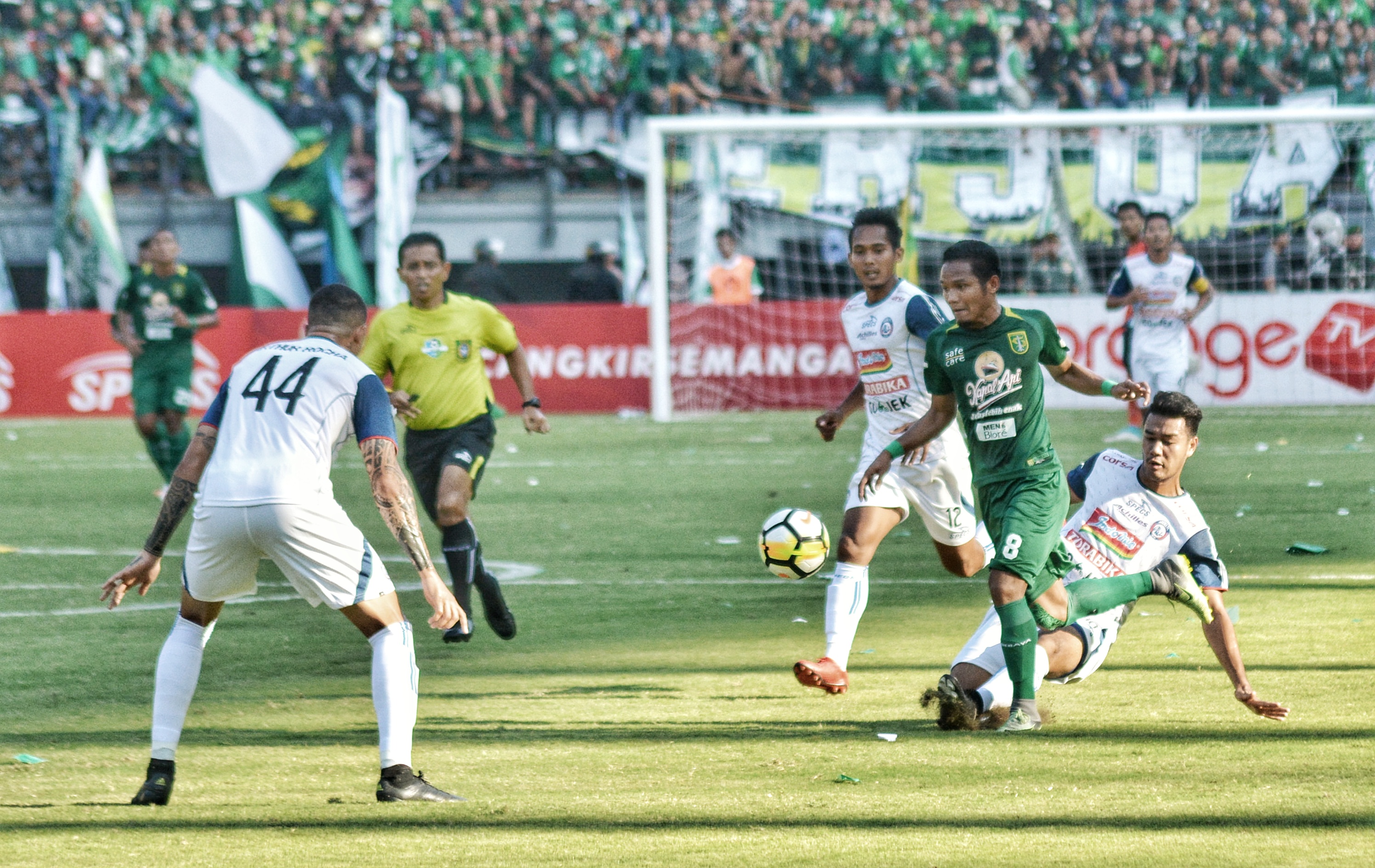 Winger Persebaya, Oktavianus Fernando (nomor 8) dipastikan tak dapat membela Persebaya saat bertandang ke markas Borneo FC. (foto: hrs/ngopibareng)