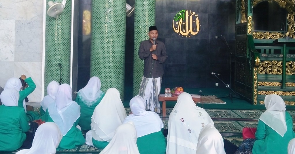 PESAN: KH Ali Makki Zaini, Ketua PCNU Kabupaten Banyuwangi. (foto: ist)