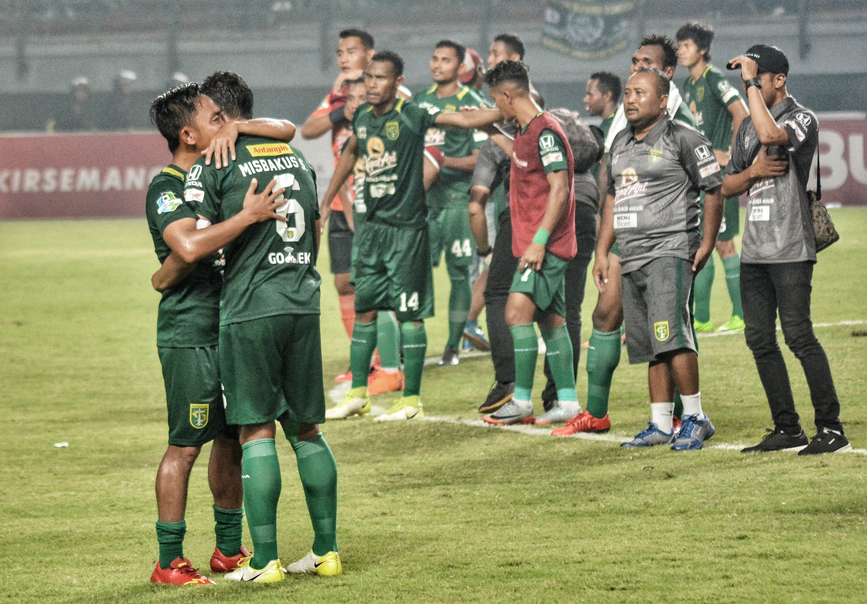 Kapten Persebaya, Rendi Irwan (kiri) saat memeluk Misbakhus Solikin usai pertandingan melawan Arema FC, Minggu 6 Mei 2018. (foto: hrs/ngopibareng)