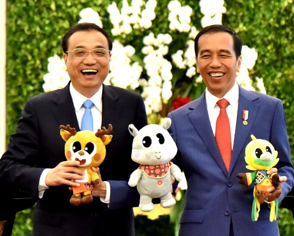 Perdana Menteri Tiongkok, Le Keqiang dan Presiden Joko Widodo memamerkan maskot Asean Games yang akan diselenggarakan di Indonesia, 