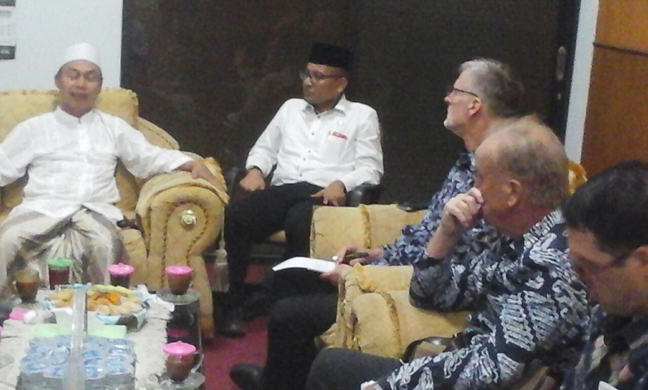 ISLAM DAMAI: KH Safruddin Syarif, Katib Syuriah PWNU Jatim, menyambut tim Australia-Indonesia Institute di PWNU Jatim. (foto: ngopibareng.id)