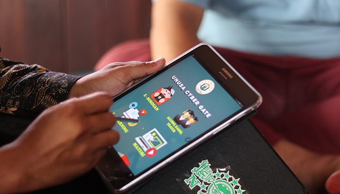 Aplikasi E-Sorogan dapat diunduh di playstore tablet yang diberikan dari pihak kampus UNUSA. Satu-satunya perguruan tinggi yang menerapkan keuntungan digital adalah UNUSA. 