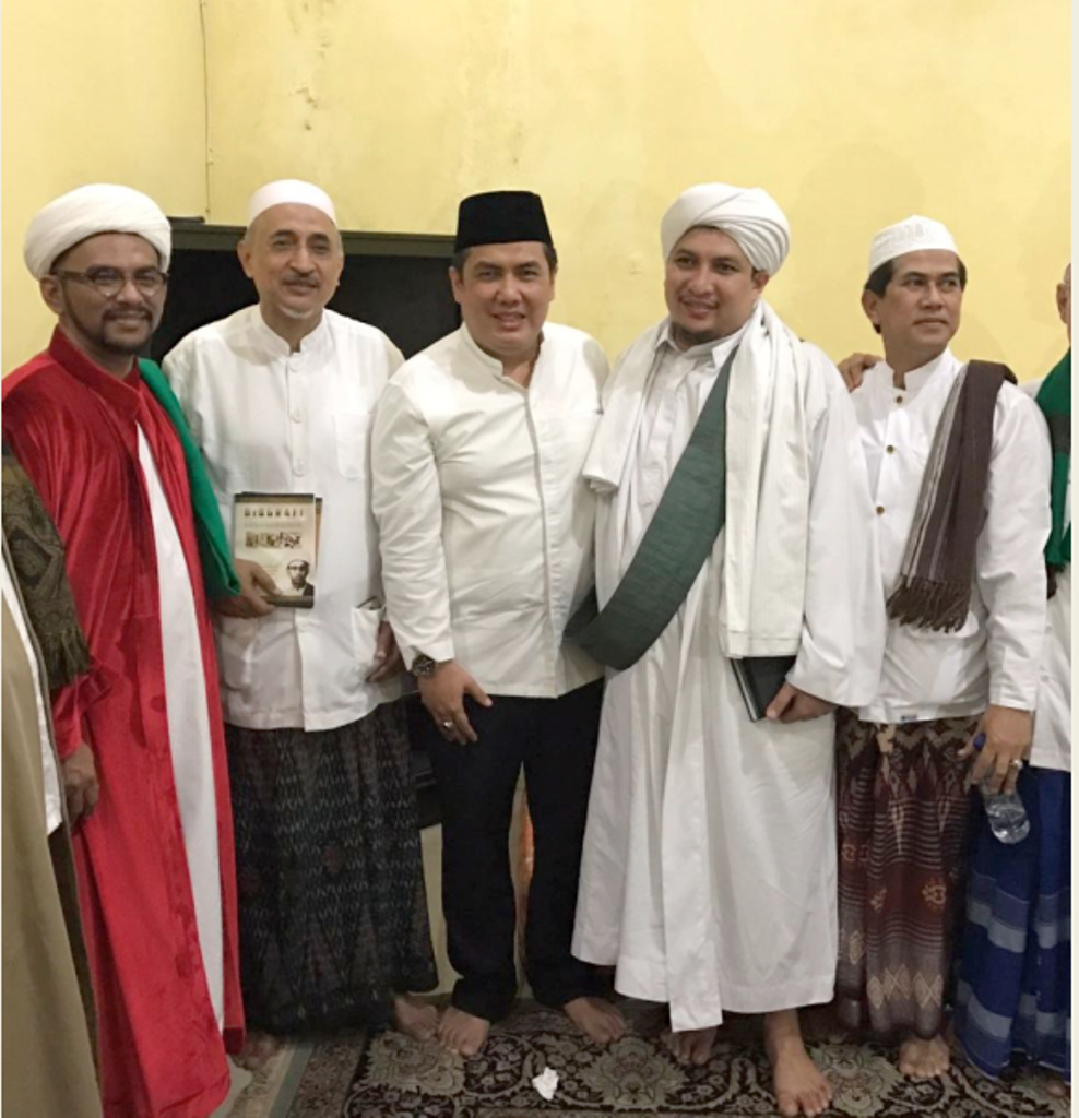 SIKAP: Sekjen PBNU, Helmy Faishal Zaini bersama para tokoh di Majlis Malidurrasul SAW di Yayasan Wakaf Almaghfurlah Al-Allamah Habib Salim Jindan, Jakarta Timur. (foto: ist)