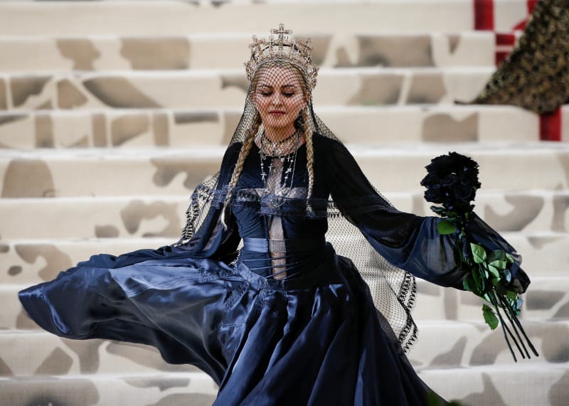 Diva pop dunia Madonna memakai mahkota dan perhiasan karya desiner Indonesia, Rinaldy Yunardi.