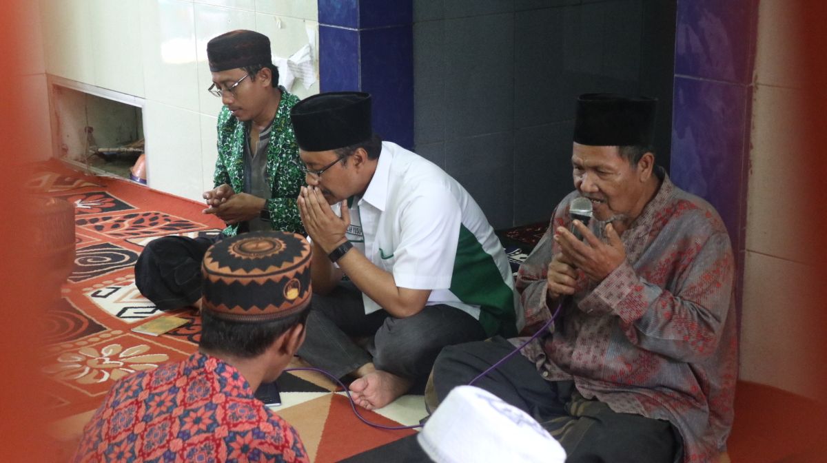Gus Ipul menyempatkan untuk menyambangi panti asuhan sesaat sebelum mengikuti debat kedua pemilihan gubernur Jawa Timur, Selasa, 8 Mei 2018. 