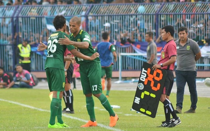Dua striker Persebaya, Rishadi Fauzi dan David da Silva. (foto: hrs/ngopibareng)