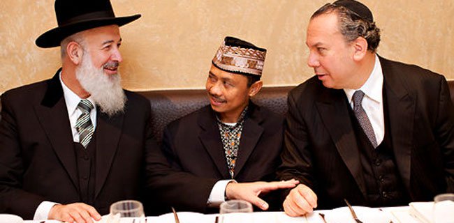 KERUKUNAN: Ustadz Shamsi Ali (tengah) bersama pemuka agama di Amerika Serikat. (foto: dok ngopibareng.id)