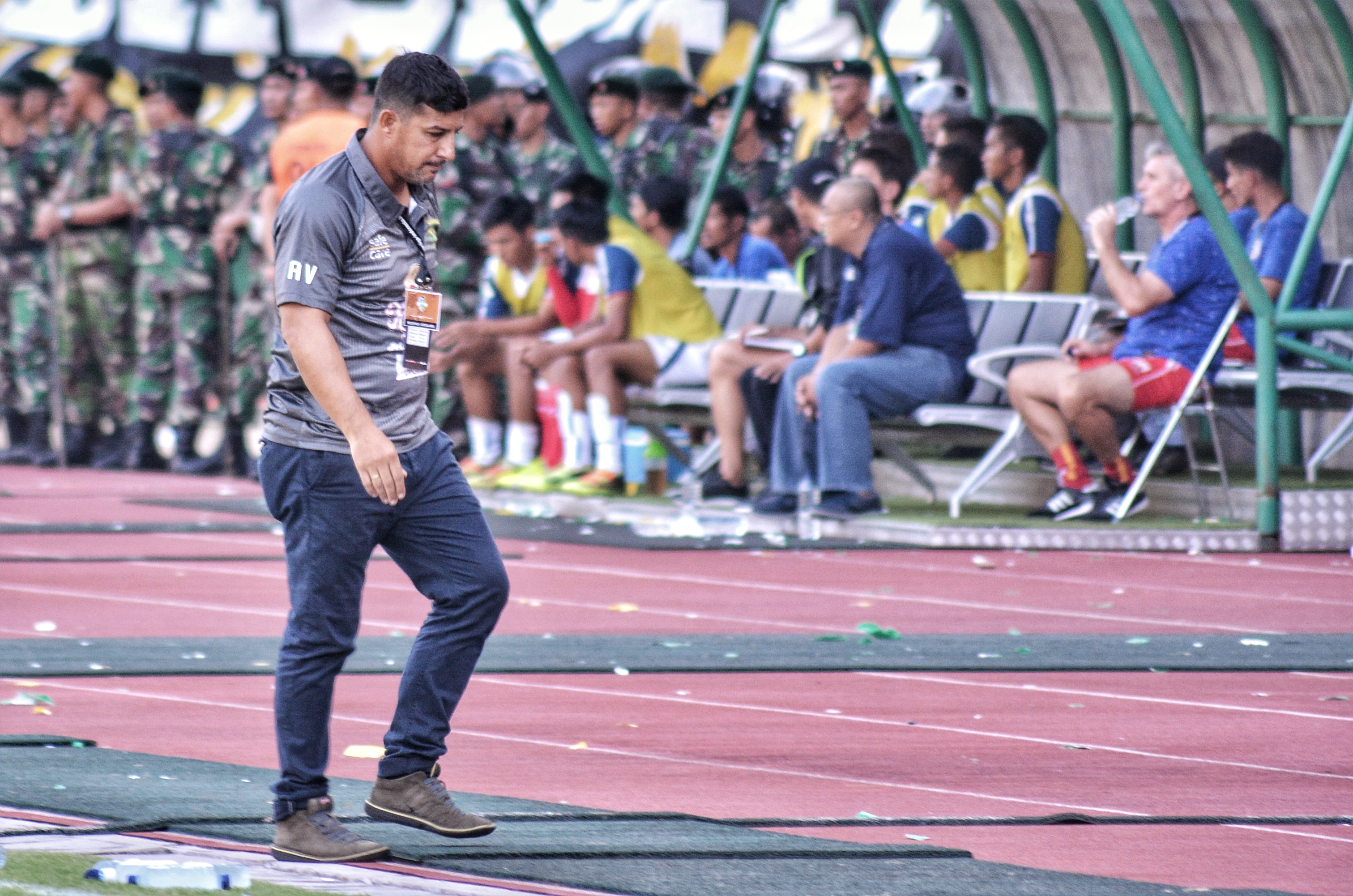 Pelatih Persebaya, Angel Alfredo Vera mengaku semua pemainnya dalam kondisi baik, jelang menghadapi Borneo FC. (foto: hrs/ngopibareng)
