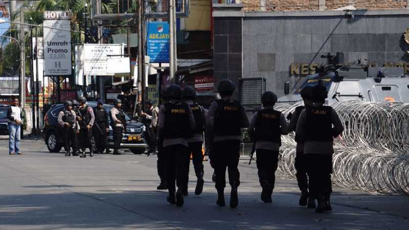 Mako Brimob Kelapa Dua Depok, Jawa Barat paska kerusuhan antara nara pidana dan petugas Lapas, Selasa, 8 Mei 2018 malam, masih dijaga aparat kepolisian lengkap dengan senjata laras panjang. 