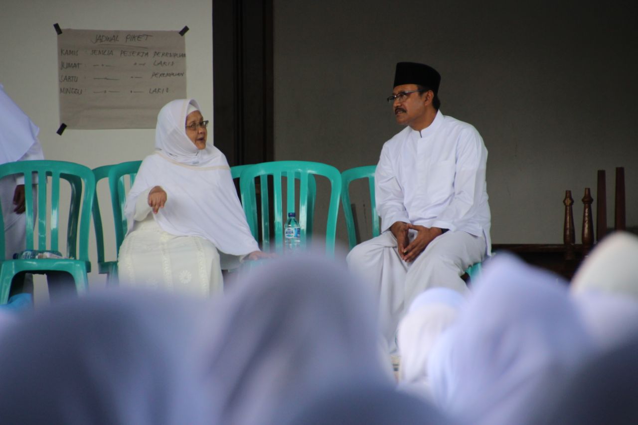 Gus Ipul bersilaturrahmi dengan Majelis Mujahadah Rotibul Atthos, di Pondok Pesantren Mamba'ul Ma'arif Denanyar, Jombang, Rabu, 9 Mei 2018. 