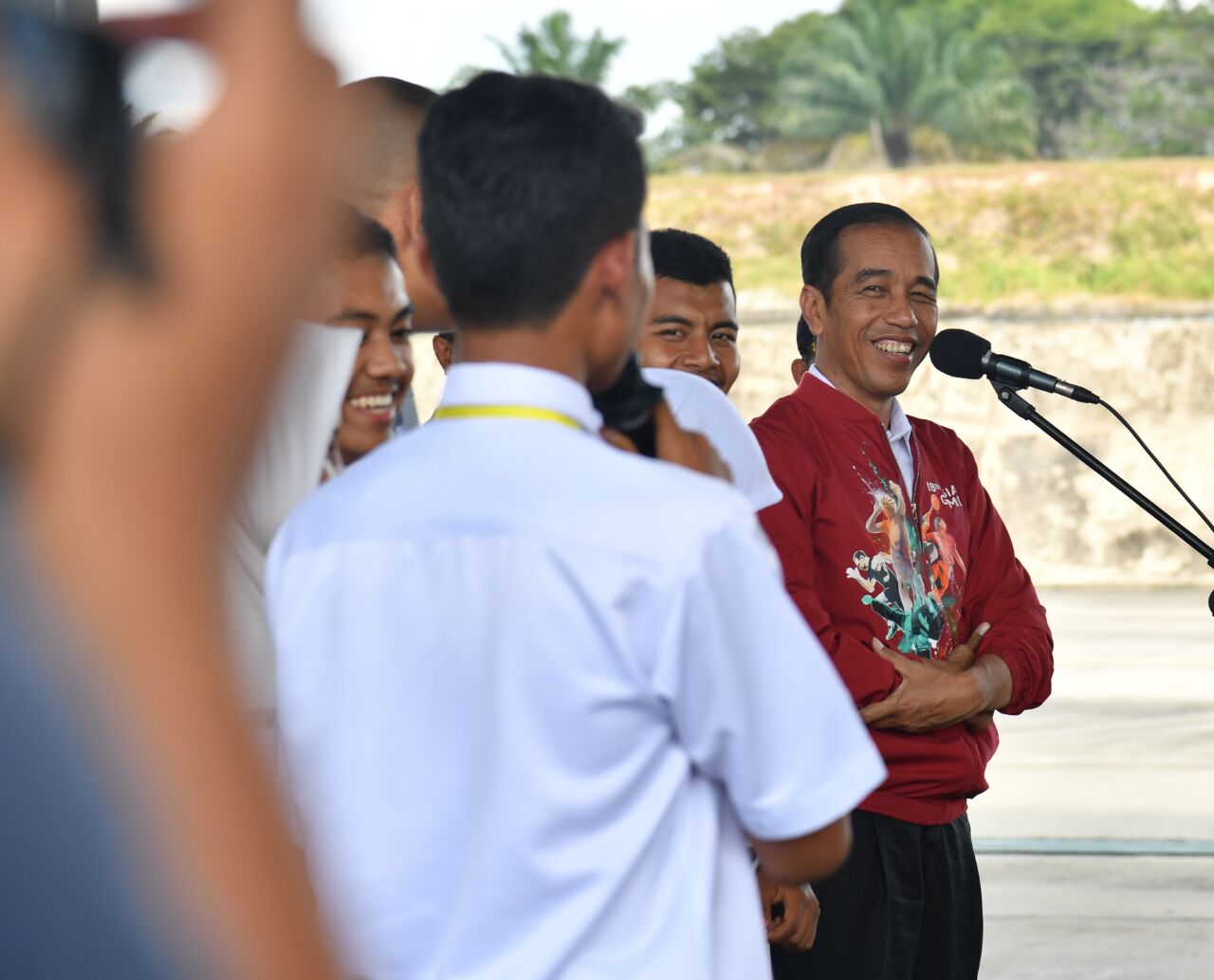 Presiden Joko Widodo bertegur sapa dengan sekira 350 ketua dan pengurus OSIS SMA/SMK se-Kota Pekanbaru dari 34 sekolah negeri dan swasta. Pertemuan tersebut dilaksanakan di Pangkalan TNI AU Roesmin Nurjadin, Kota Pekanbaru. (foto: biro pers setpres)
