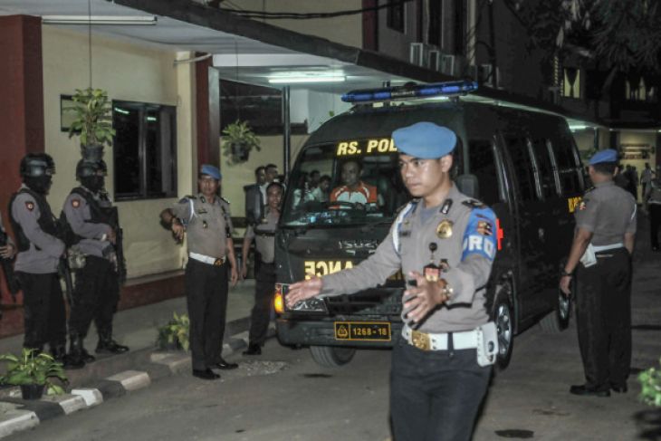 Petugas Kepolisian membawa jenazah korban kerusuhan Rutan Mako Brimob menggunakan mobil ambulans di RS Polri Kramat Jati, Jakarta, Rabu 9 Mei. Kelima anggota polisi yang tewas akibat kerusuhan di Rutan Mako Brimob tersebut telah dipulangkan ke keluarga masing-masing, sementara jenazah narapidana terorisme, yaitu Benny Syamsu Tresno masih ada di ruang forensik untuk dilakukan penyelidikan. (Foto: Antara)