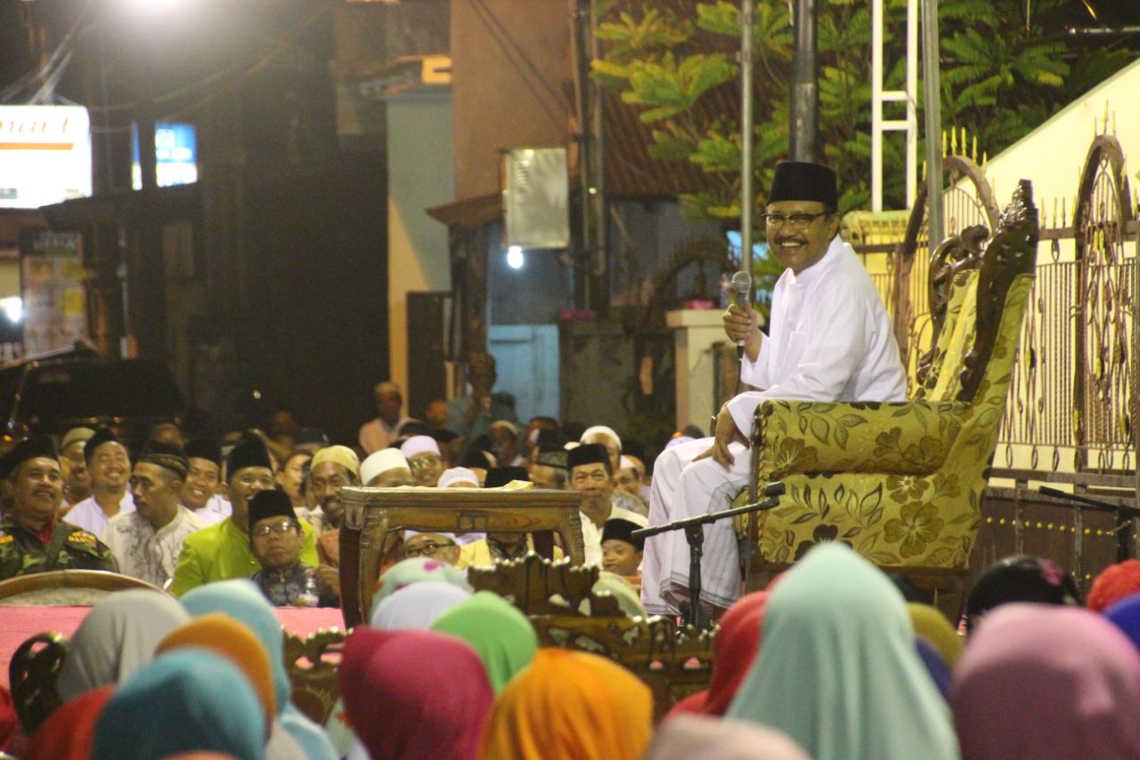 Gus Ipul hadir pada acara Pengajian Umum Menyambut Bulan Suci Ramadhan di kawasan Rungkut, Kota Surabaya, Rabu, 9 Mei 2018, tadi malam.