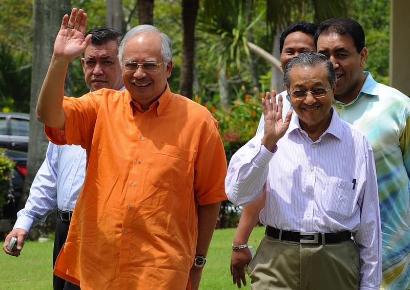 Najib Razak (kiri) dikalahkan seniornya, Mahathir Mohamad dalam Pemilu Malaysia 2018.