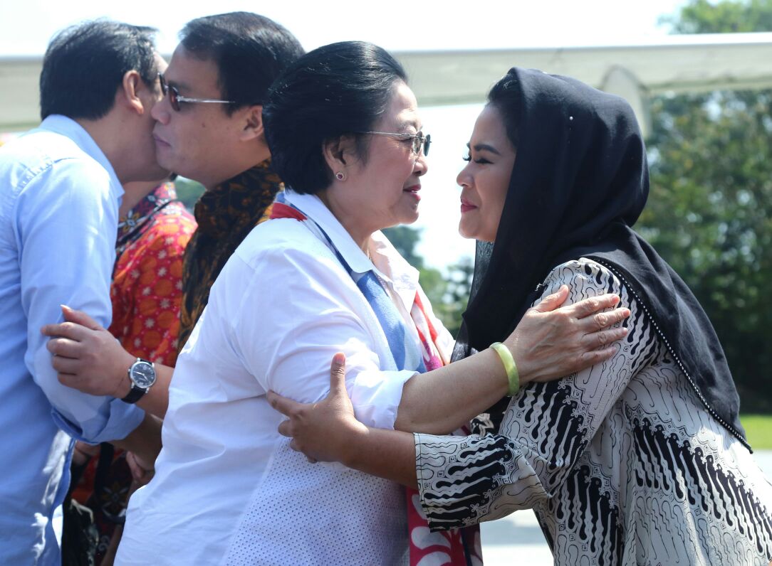 Calon Wakil Gubernur Jawa Timur Puti Guntur Soekarno mendampingi Ketua Umum PDI Perjuangan Megawati Soekarnoputri berziarah ke Makam Bung Karno di Kota Blitar, Kamis 10 Mei 2018. 