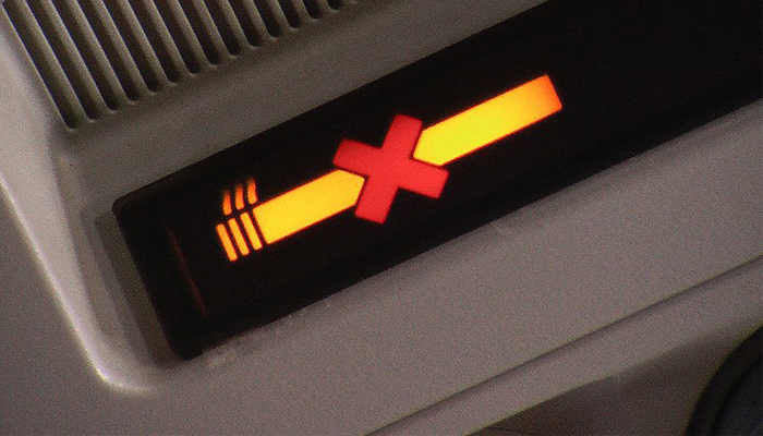 Ilustrasi tanda larangan merokok yang terdapat dalam pesawat. (Foto: wikimedia)