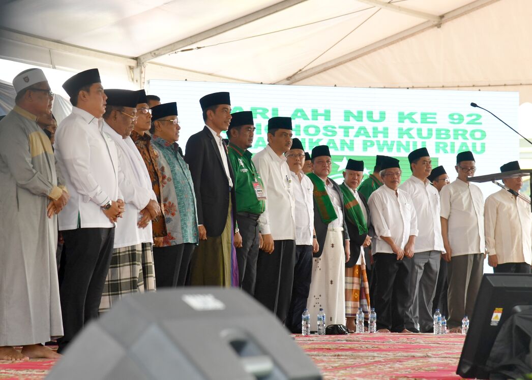 KEBERSAMAAN: Presiden Joko Widodo saat peringatan Hari Lahir ke-92 Nahdlatul Ulama (NU) di halaman Masjid Agung An-Nur, Pekanbaru, Riau. (foto: ist)