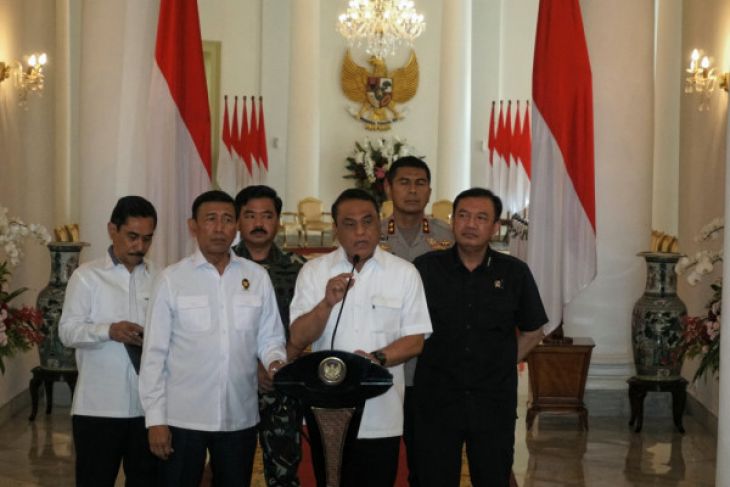 Wakapolri Komjen Pol Syafruddin bersama Menkopolhukam Wiranto dalam keterangan persnya di Istana Kepresidenan Bogor, Kamis, 10 Mei 2018. (Foto: Antara)