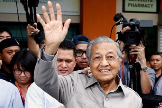 Mahathir Mohamad secara resmi dilantik menjadi pemimpin tertua terpilih di dunia pada Kamis, 10 Mei 2018 setelah aliansi oposisinya menang mengejutkan dalam pemilihan umum, mengakhiri enam dasawarsa pemerintahan koalisi yang pernah dipimpinnya. (Foto: Antara)