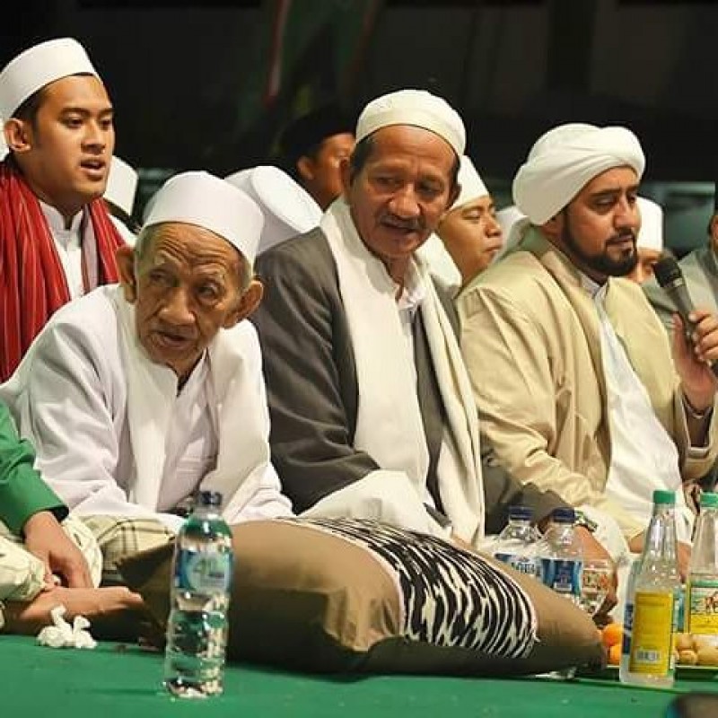 DZIKIR: KH Sholeh Qosim (kiri) bersama Gus Ali dan Habib Syech bin Abdul Qodir Assegaf. (foto: ngopibareng.id)
