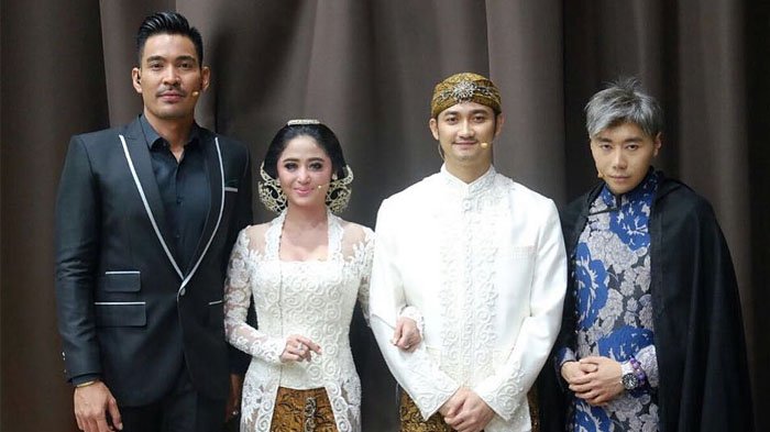 Pasangan Dewi Perssik-Angga Wijaya bersama Roy Kiyoshi (kanan) dan host Karma, Robby Purba.