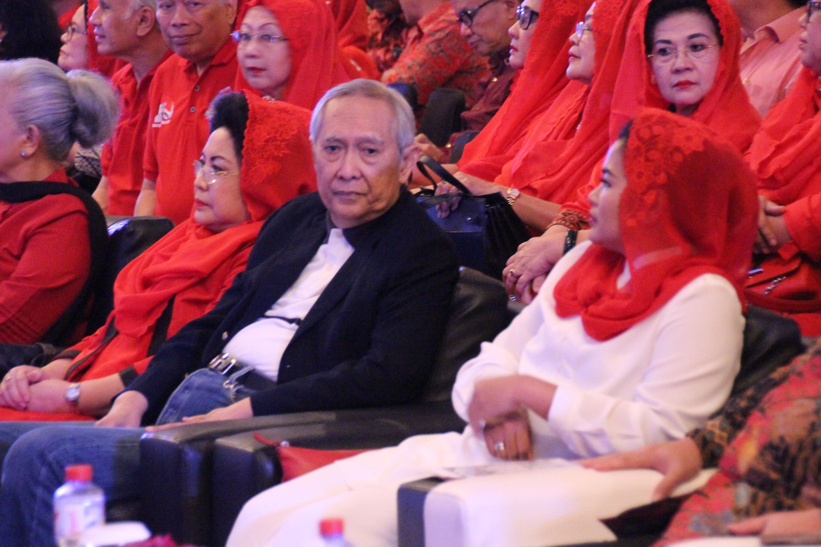 Guntur bersama Puti hadir di gengah ribuan Soekarnois, di Grand City Convention Center, Surabaya, Jumat, 11 Mei 2018. (foto: frd/ngopibareng.id)