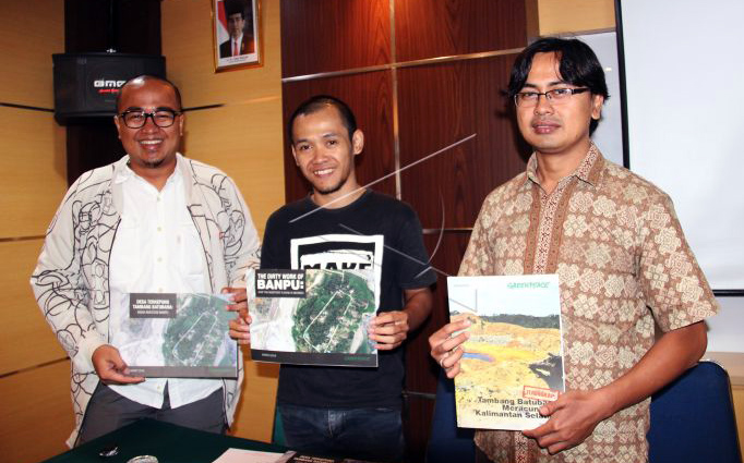 Juru Kampanye Iklim dan Energi Greenpeace Indonesia, Bondan Andriyanu (kiri) dalam keterangan pers tertulis di Jakarta, Jumat, 11 Mei 2018.  