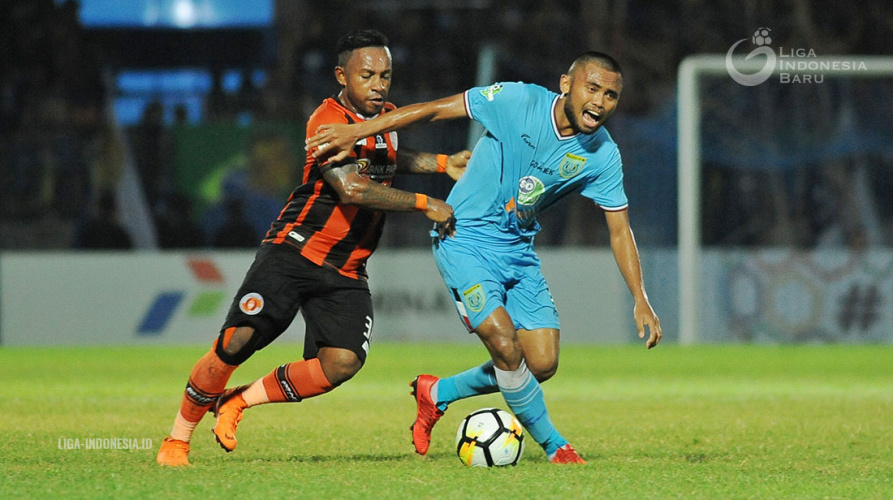 Pemain Persela Saddil Ramdani mencoba lepas dari kawalan pemain Perseru di Stadion Surajaya