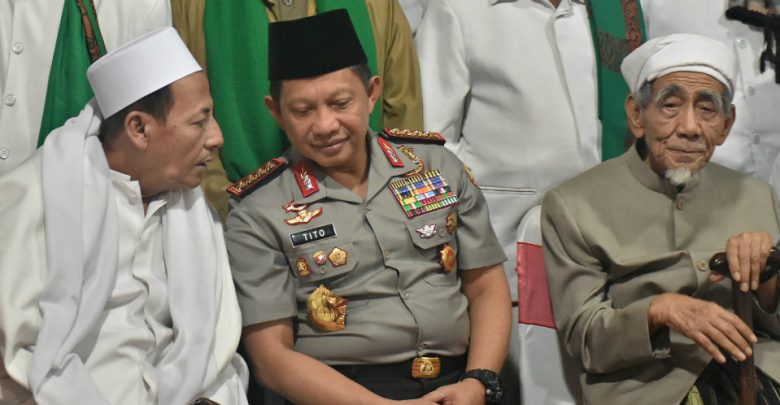 KEBERSAMAAN: Habib Luthfi bin Yahya, bersama Kapolri Jenderal Tito Karnavian dan KH Maimoen Zubair. (foto: dok)