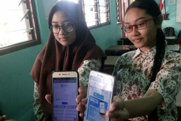 Siswa saat menunjukkan aplikasi pembayaran SPP SMAN 21 Surabaya (Foto: ist)